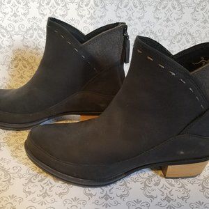 Chaco womens ankle Cataluna boots, sz 9